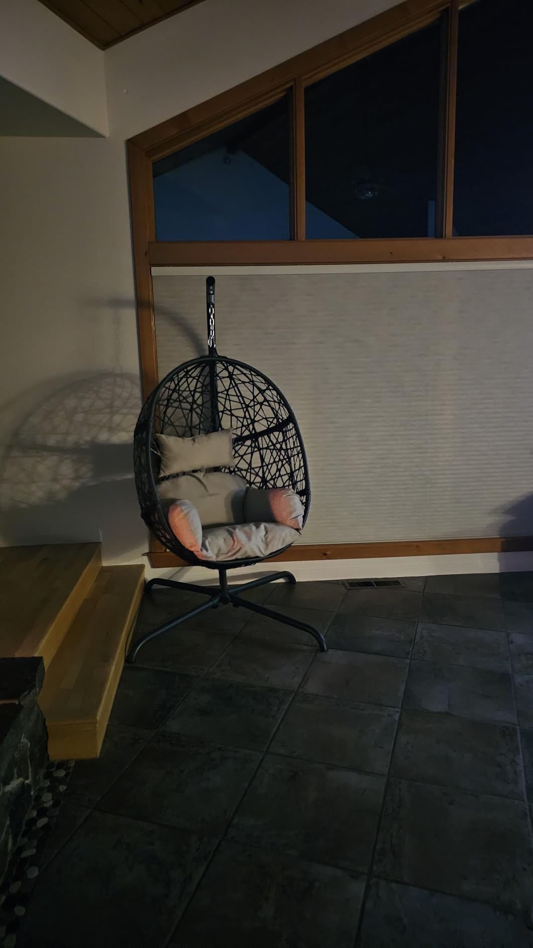 Scaun hamac tip ou suspendat pe terasă