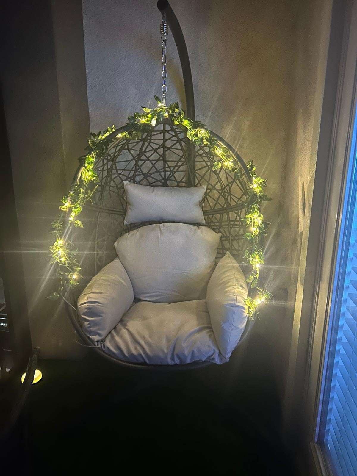 Scaun suspendat în living